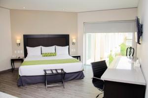 Postel nebo postele na pokoji v ubytování Plaza Camelinas Hotel + 37 fotografií