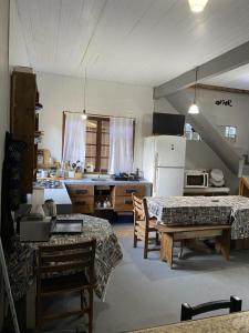 Dapur atau dapur kecil di Hostel Paraíso Embaú