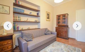 a living room with a couch and a book shelf at Casa Martina in Camaiore