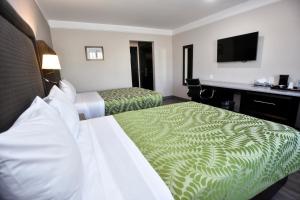 Postel nebo postele na pokoji v ubytování Plaza Camelinas Hotel