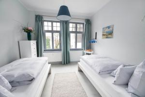 ein Schlafzimmer mit zwei Betten und einem Fenster in der Unterkunft Kappeln 333 in Kappeln