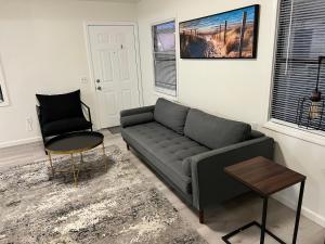 Χώρος καθιστικού στο Spacious, private apartment for a comfortable stay
