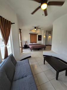 a living room with a couch and a bed at Hotel Villa Capricho in Ciudad Madero