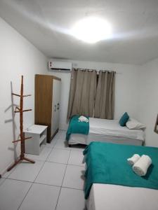 Un pat sau paturi într-o cameră la Apartamento Inteiro Cantinho da Chérie Garapu