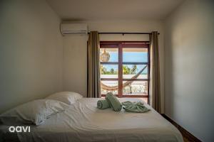 1 dormitorio con 1 cama con ventana y toallas. en Qavi - Casa Palm Paradise #ParaisoDoBrasil, en Touros 59 fotos más