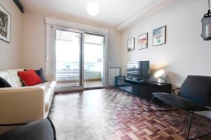 ein Wohnzimmer mit Sofa und Fernseher in der Unterkunft Sereno refugio en barrio residencial in Añorga-Lugariz