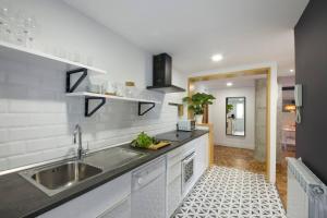 eine Küche mit Spüle und Theke in der Unterkunft Sereno refugio en barrio residencial in Añorga-Lugariz