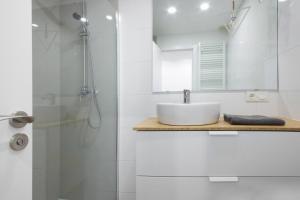 ein weißes Badezimmer mit Waschbecken und Dusche in der Unterkunft Sereno refugio en barrio residencial in Añorga-Lugariz + 21 Fotos