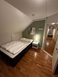 Postel nebo postele na pokoji v ubytování Cozy loft apartment with a view + 7 fotografií