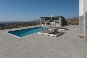 una piscina en el tejado de una casa en Avlia Panoramic Villa Naxos, en Naxos Chora