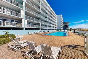 un grupo de sillas sentadas frente a un edificio en Islander Beach Resort unit 3009, en Fort Walton Beach