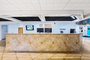 un vestíbulo de oficina con una gran encimera de hormigón en Islander Beach Resort unit 3009, en Fort Walton Beach 32 fotos más