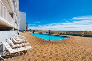 un grupo de tumbonas junto a la piscina en Islander Beach Resort unit 3009, en Fort Walton Beach