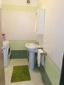 Ένα μπάνιο στο Pizzo Beach Club two bed Apartments 8G