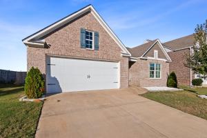 una casa de ladrillo con garaje blanco en New Bama Retreat Sleeps 8, en Tuscaloosa