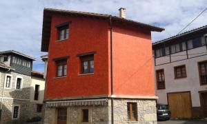 budynek z pomarańczą w obiekcie El llagar de Mestas De Con w mieście Con