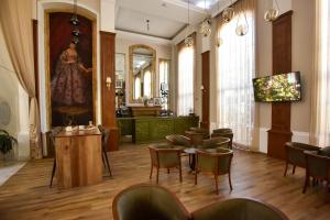 TV a/nebo společenská místnost v ubytování Plaza Camelinas Hotel