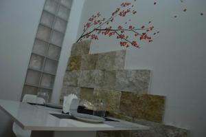 卡尔塔吉罗Modern Apartment in Caltagirone, 40 m² with Balcony的一张带石墙的餐桌