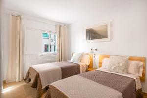 a room with two beds and a window at Casa Fela in Famara