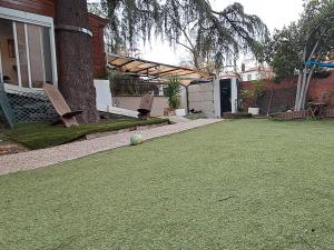 een tuin met een voetbal op het gras bij Estudio pequeño in Madrid