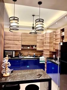 Cucina o angolo cottura di 3-Brs Beachside Modern chalet Seaview & 3min walking l BBQ