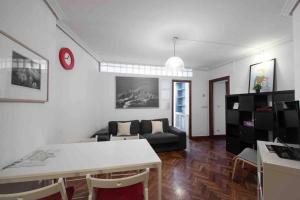 a living room with a couch and a table at Ubicación excelente para explorar la región in Villabona