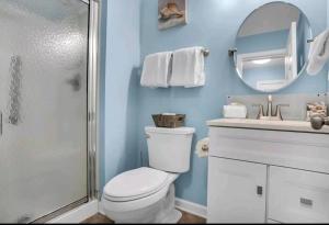 Bathroom sa Seashell Suite!