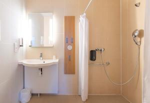 ein Badezimmer mit Waschbecken und Dusche in der Unterkunft B&B HOTEL Saint-Malo Centre in Saint-Malo
