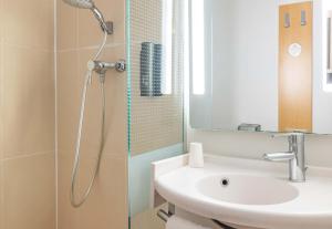 Ein Badezimmer in der Unterkunft B&B HOTEL Saint-Malo Centre