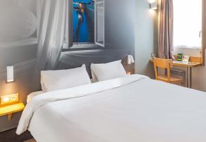 Ein Bett oder Betten in einem Zimmer der Unterkunft B&B HOTEL Saint-Malo Centre