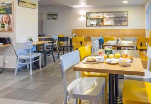 Ein Restaurant oder anderes Speiselokal in der Unterkunft B&B HOTEL Saint-Malo Centre 