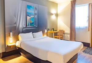 Ein Bett oder Betten in einem Zimmer der Unterkunft B&B HOTEL Saint-Malo Centre