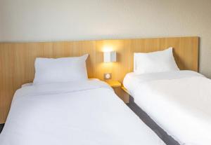 Ein Bett oder Betten in einem Zimmer der Unterkunft B&B HOTEL Saint-Malo Centre