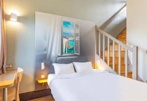 ein Schlafzimmer mit einem weißen Bett und einer Treppe in der Unterkunft B&B HOTEL Saint-Malo Centre in Saint-Malo