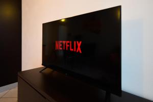 Televízia a/alebo spoločenská miestnosť v ubytovaní Flowers Apartments