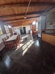 an empty room with a table and chairs in it at Complejo vacacional Piedra&Sol in Trapiche