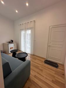 Una sala de estar con un sofá y dos mesas. en Joanna's Rooms, en Kalopanayiotis 22 fotos más