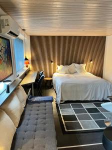 una camera d'albergo con un letto e una scrivania di The Apartment a Nordborg