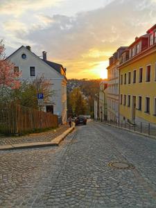 eine Straße mit einem Auto, das eine Straße entlangfährt in der Unterkunft Altstadt-Domizil in Annaberg-Buchholz