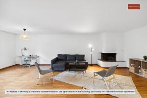 ein Wohnzimmer mit einer Couch und zwei Sesseln in der Unterkunft Spacious Apartment in Zurich in Zürich