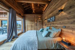 Un pat sau paturi într-o cameră la Chalet Luxe piscine et spa 18 personnes serrechevalierholidays