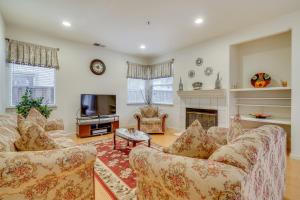 een woonkamer met twee banken en een tv bij Centrally Located Home with Yard in Hayward! in Hayward