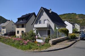 a group of houses on a street with flowers at Ferienwohnung Wurzelecht in Bad Neuenahr-Ahrweiler