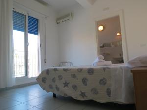 una camera con un letto e un grande specchio di Hotel Gemini a Rimini