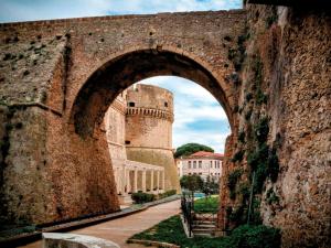 an arch in a brick wall with a castle at Re carlo suite & spa in Crotone