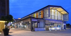 a large building with a lot of windows at Appart Bréti Plage 2 - duplex a 50m de la plage in Bretignolles-sur-Mer