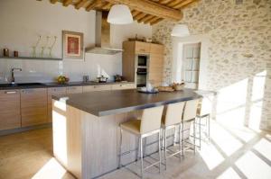 Η κουζίνα ή μικρή κουζίνα στο Authentique ferme avec piscine Eyguieres LS1-195