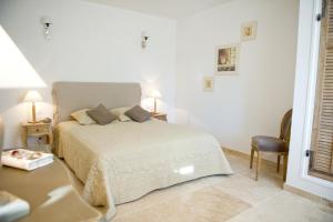 Ένα ή περισσότερα κρεβάτια σε δωμάτιο στο Authentique ferme avec piscine Eyguieres LS1-195 +28 φωτογραφίες