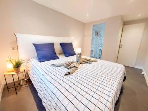 Postel nebo postele na pokoji v ubytování Le Grand T4 - Wifi, Parking, Clim + 26 fotografií