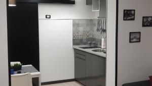 A kitchen or kitchenette at Virginia House 2